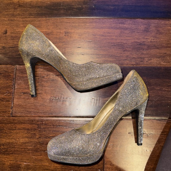 FIONI Clothing Shoes - FIONI Clothing Shimmering Silver Heels